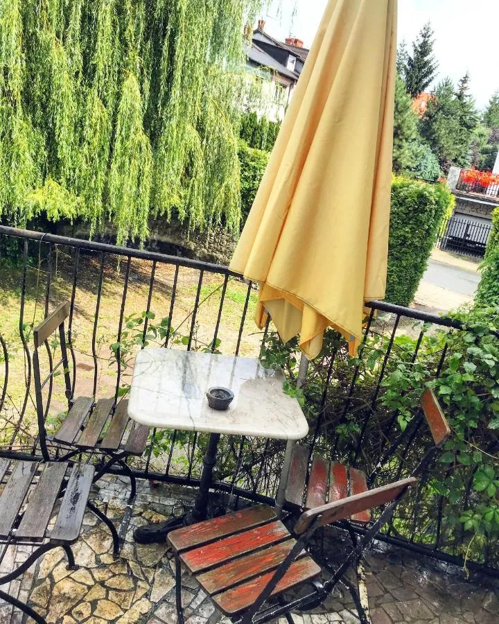 Balkon mit Marmortisch und Blick ins Gruene