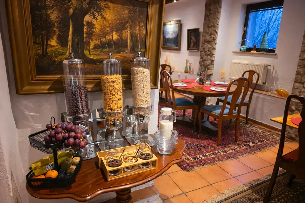 Fruehstuecksbuffet mit Muesli, Obst und Marmeladen