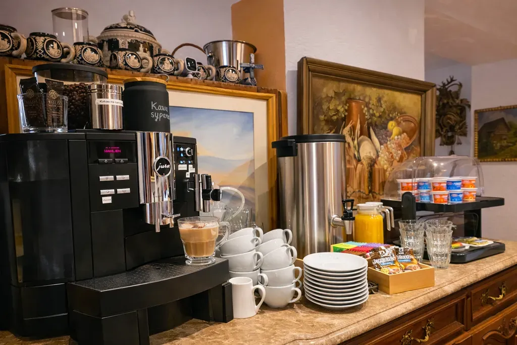 Kaffeemaschine, Tassen und Saft an der Fruehstuecksbar