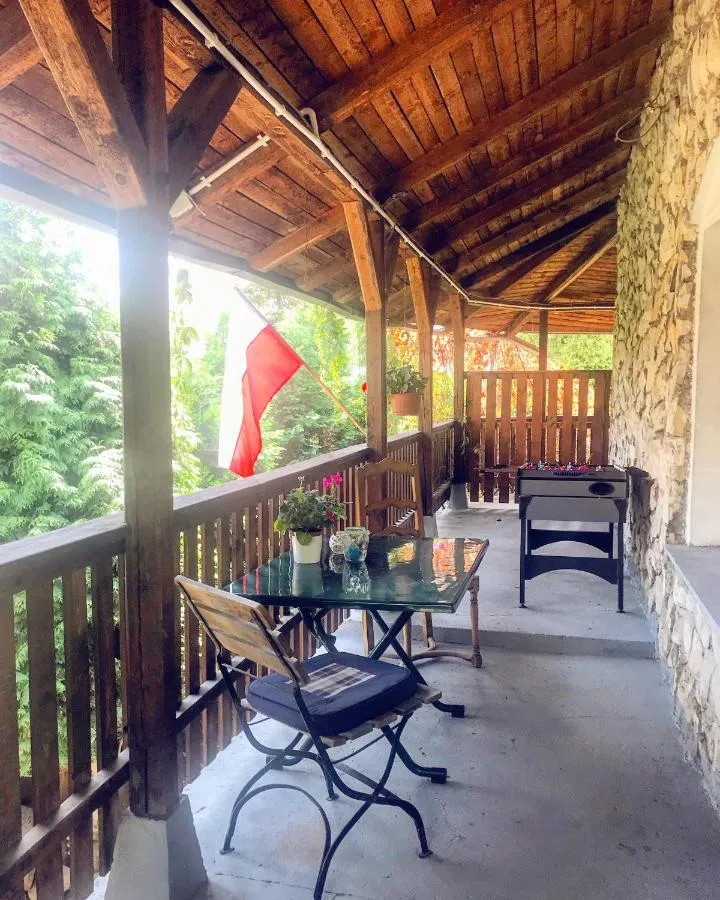Ueberdachte Terrasse mit Grillplatz im Garten