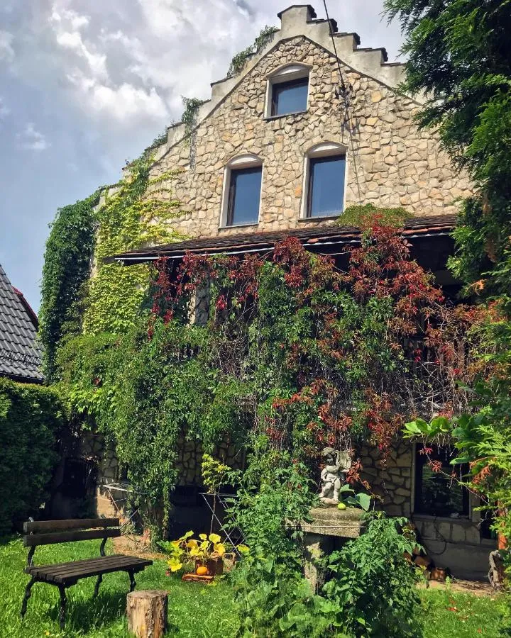 Efeubewachsenes Steinhaus des Dworek Adamski in Wałbrzych