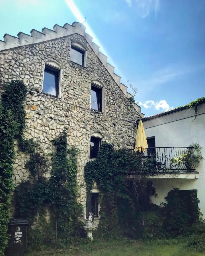 Steinfassade des Dworek Adamski mit Balkon