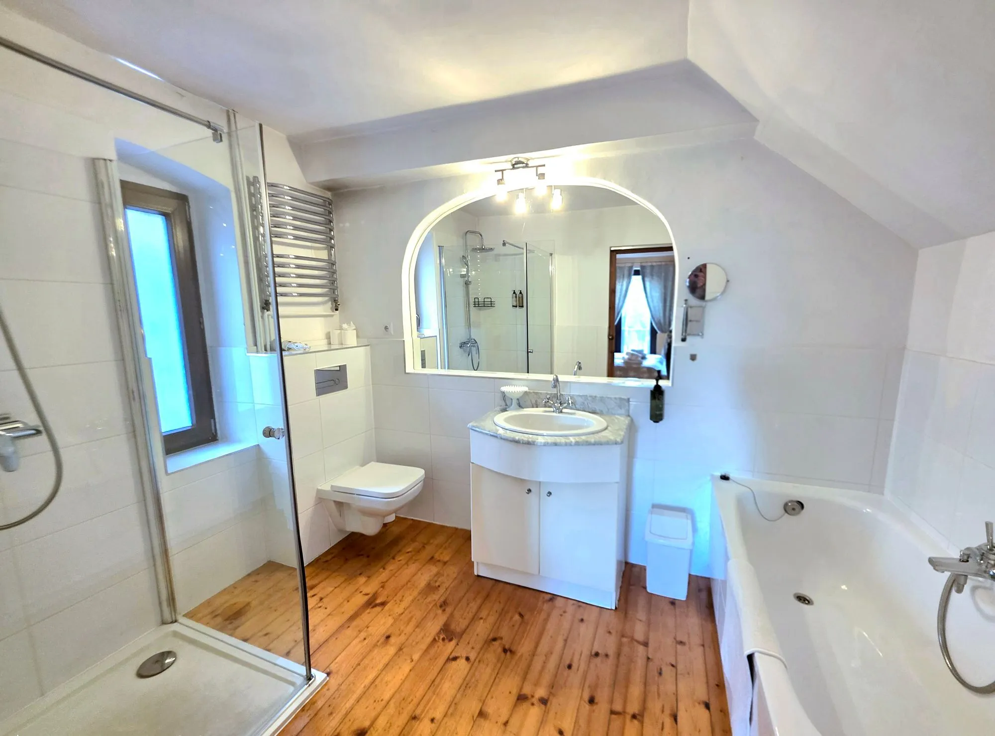 Badezimmer der Junior Suite mit separater Dusche und Badewanne