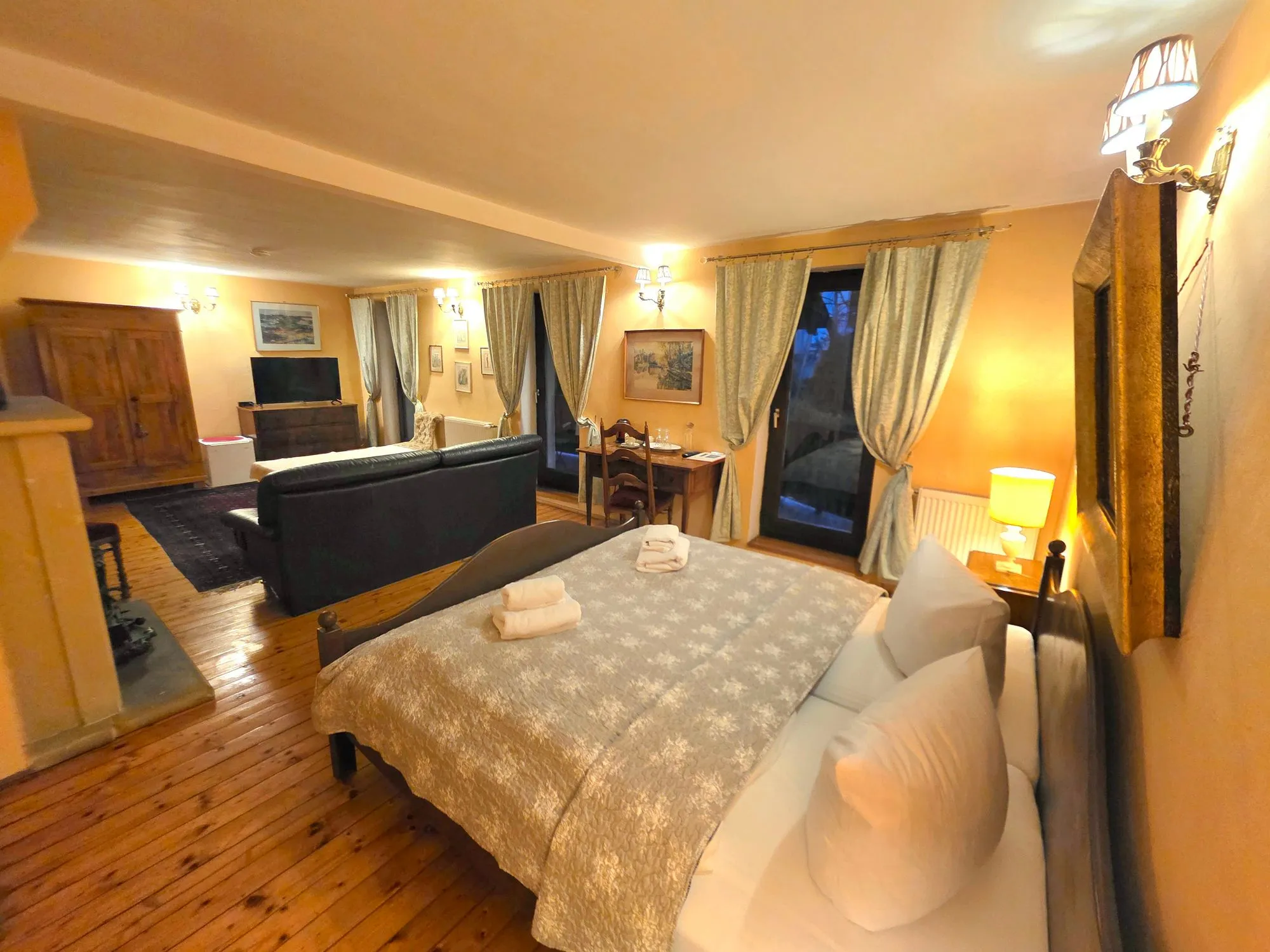 Kingsize-Bett und Ledersofa in der Junior Suite