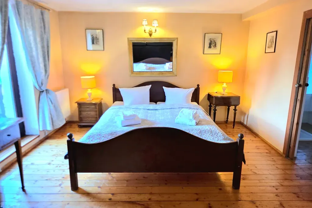 Junior Suite mit Kingsize-Bett, Nachttischlampen und Spiegel