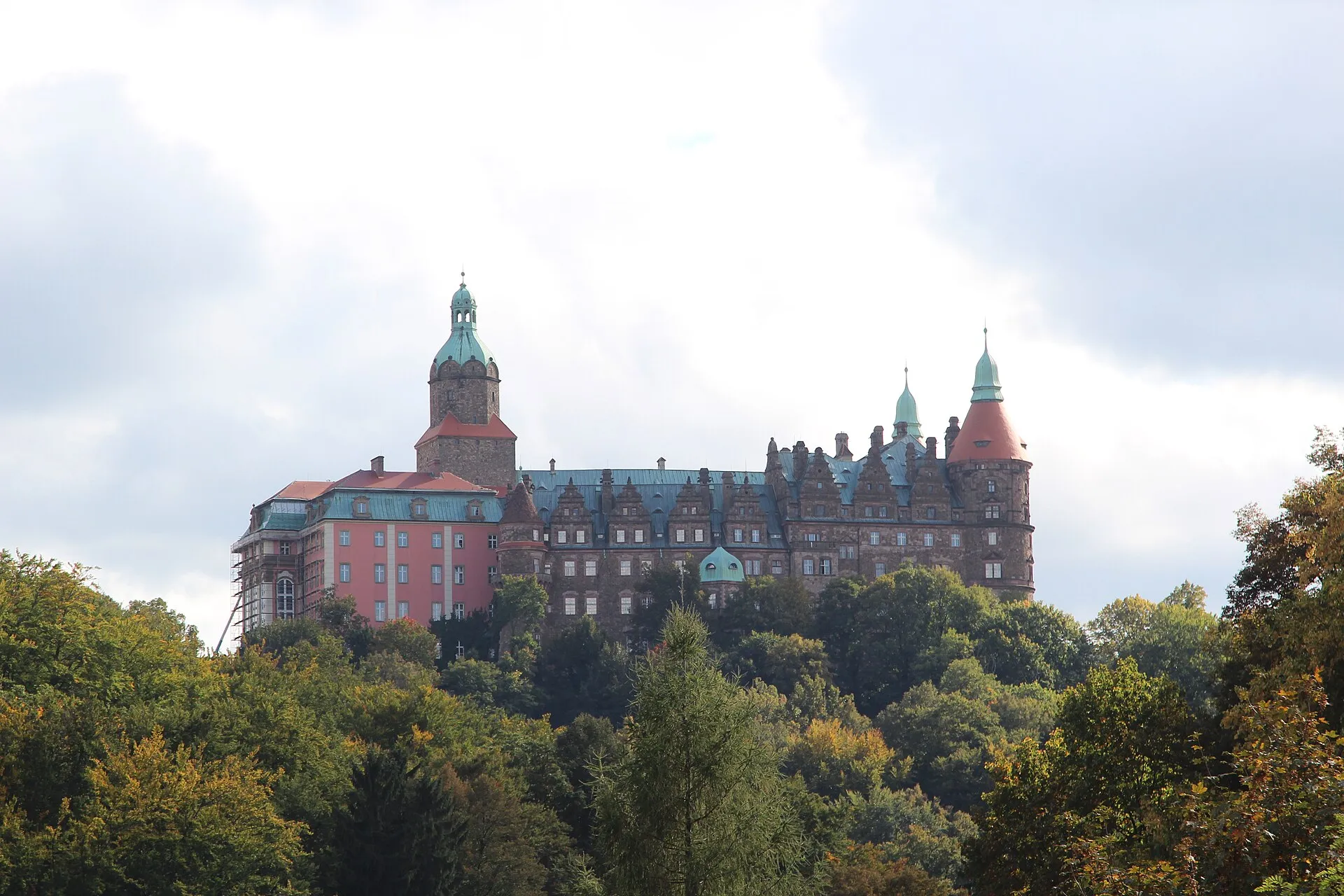 Schloss Książ ueber den bewaldeten Haengen des Pełcznica-Tals