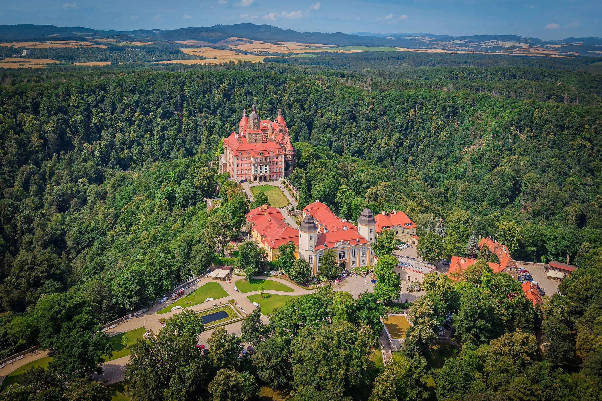 Zamek Książ pośród lasów Książańskiego Parku Krajobrazowego z lotu ptaka
