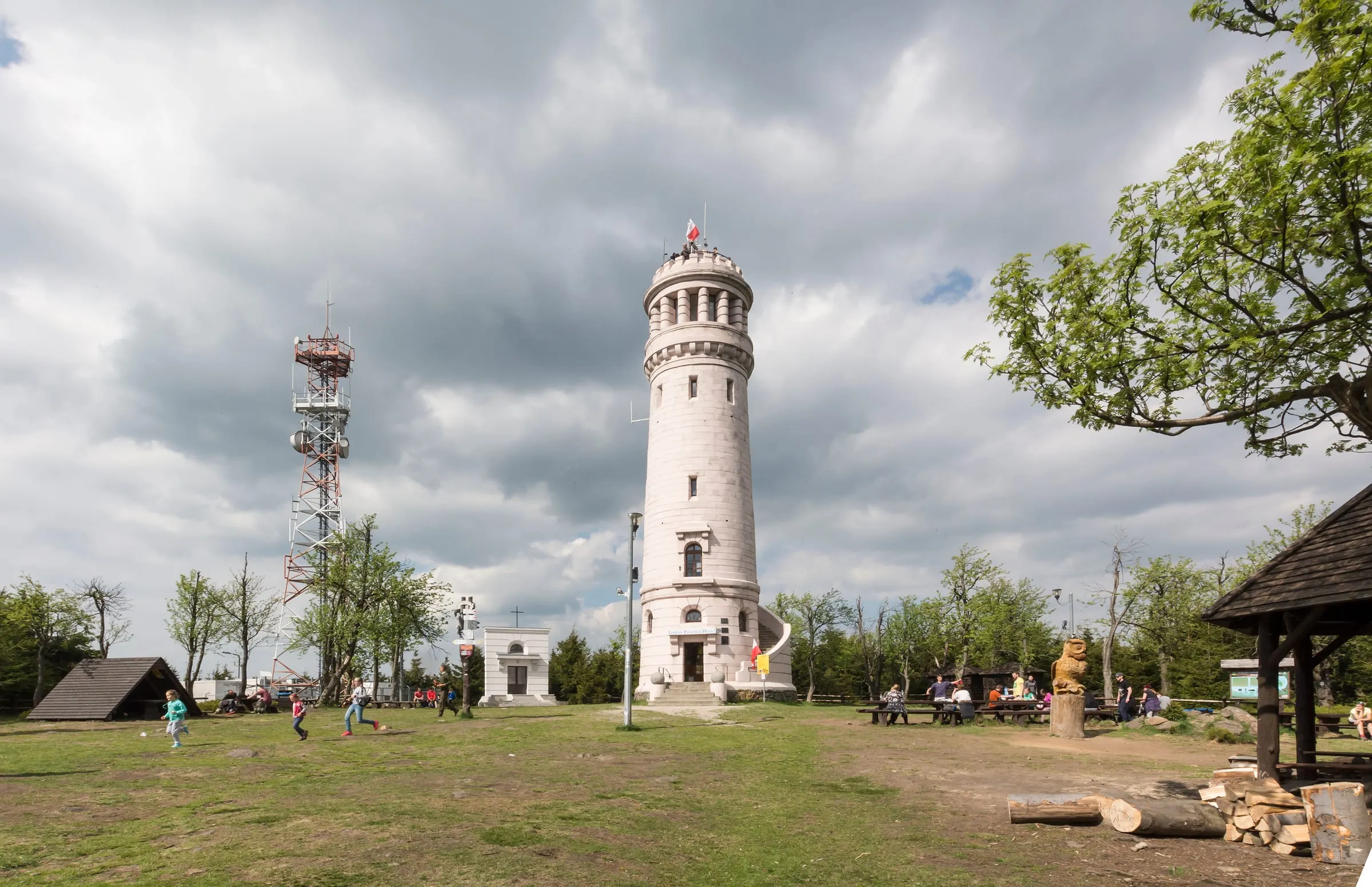Betonowa wieża widokowa na polanie szczytowej Wielkiej Sowy