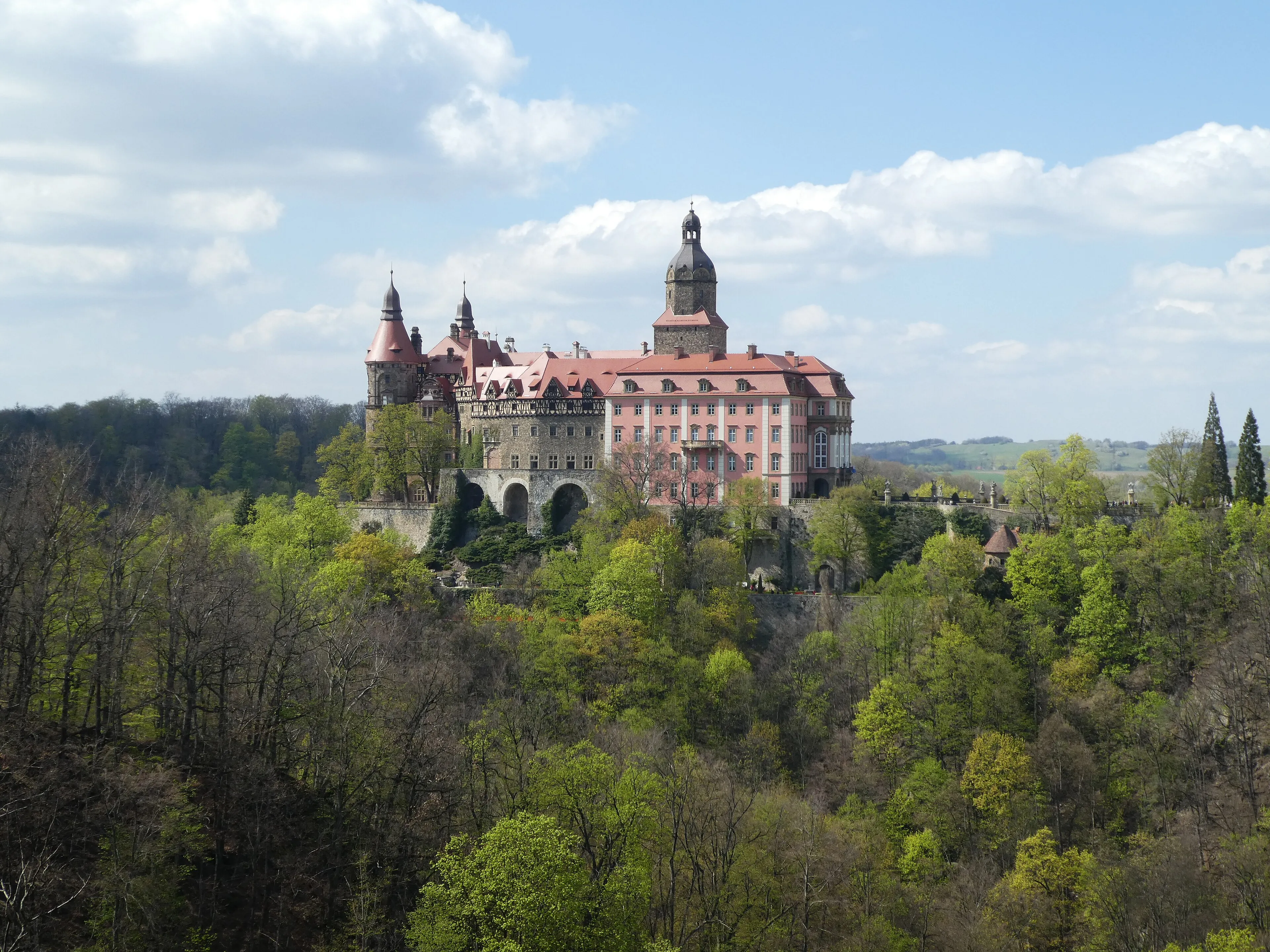 Schloss Książ ueber dem bewaldeten Tal bei Wałbrzych