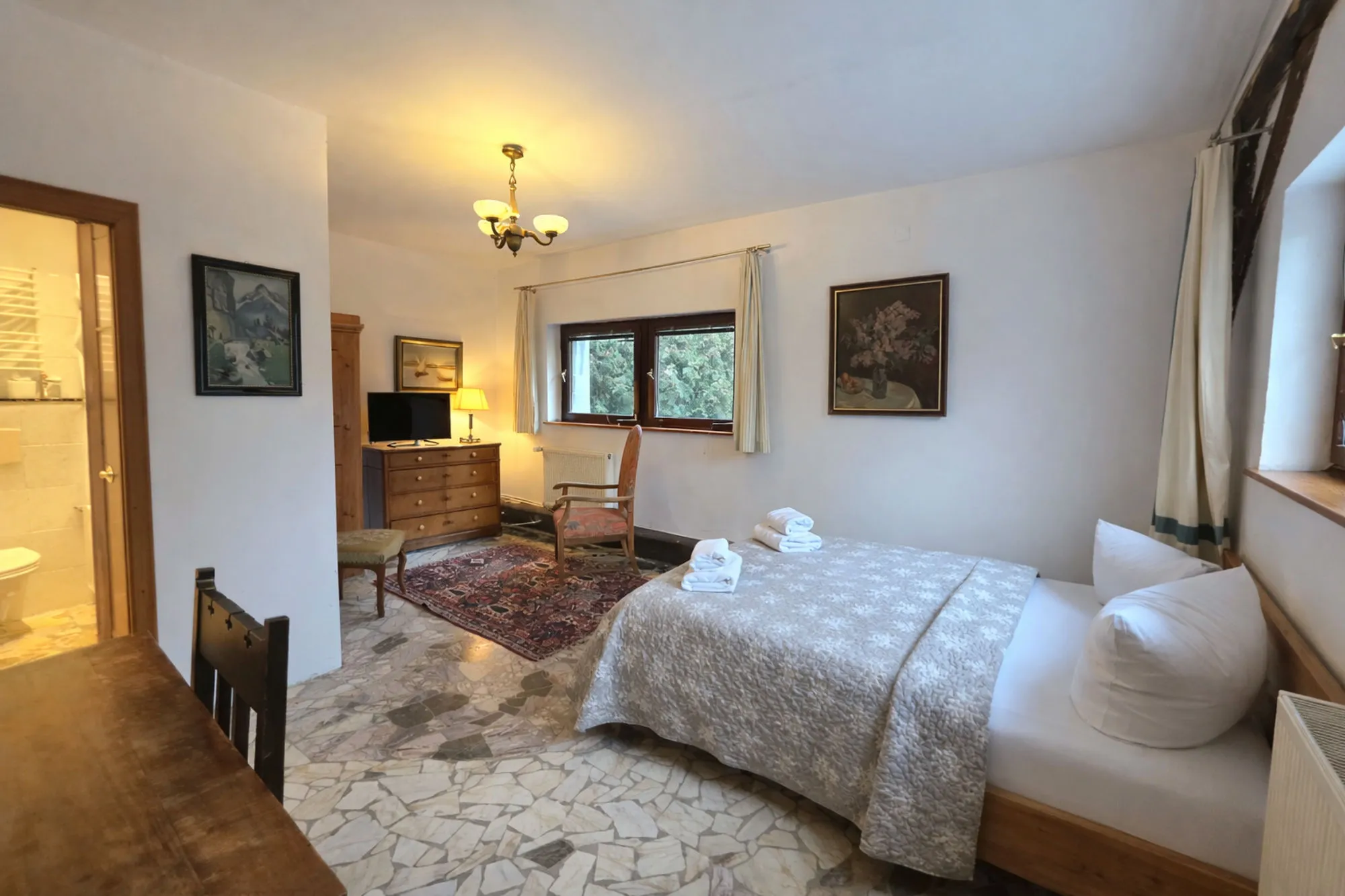 Doppelzimmer mit Fenster zum Garten