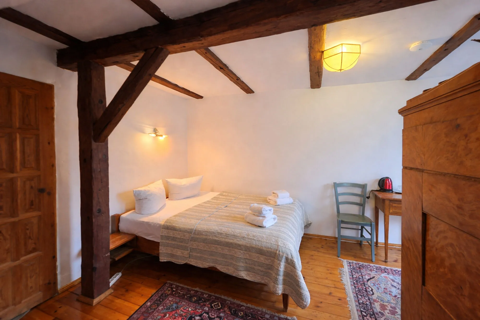 Doppelzimmer unter historischen Holzbalken