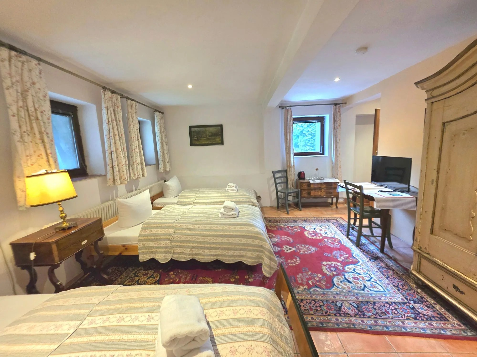Vierbettzimmer mit Sitzbereich und Schreibtisch