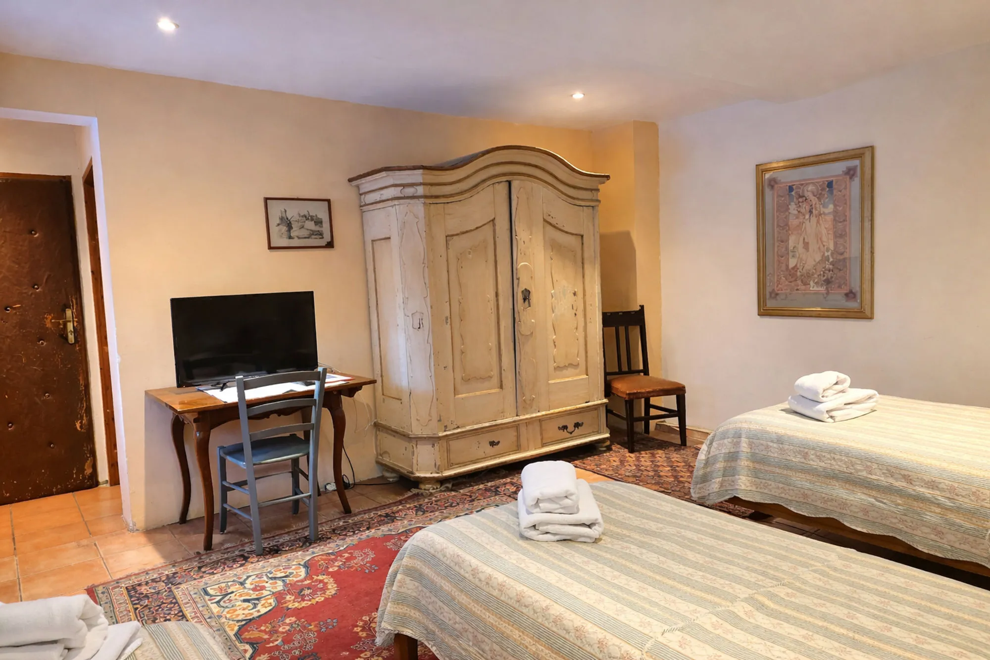 Vierbettzimmer mit antikem Schrank und Arbeitsplatz