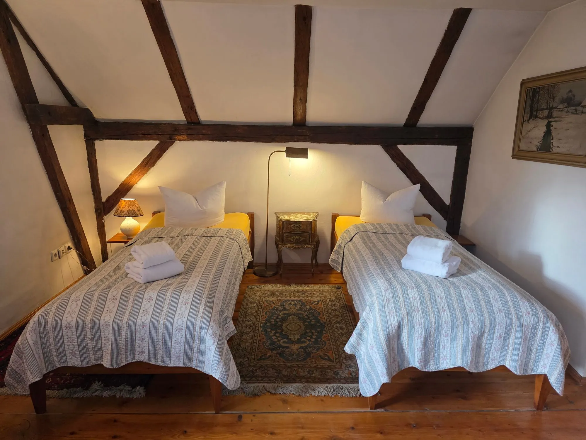 Zweibettzimmer mit zwei Einzelbetten und Perserteppich